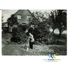 Kleefsecamp Opa Vreman op Pannerdense Waard in tuin - Coll. J.Ubbink